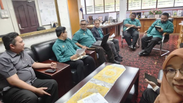 KUNJUNGAN HORMAT KE JUPEM NEGERI KEDAH BAGI PENYELARASAN PENYEDIAAN PELAN WARTA PERSEMPADANAN BAHAGIAN PILIHAN RAYA UNTUK URUSAN PENGEMASKINIAN DAERAH MENGUNDI (UPDM) NEGERI-NEGERI TANAH MELAYU DAN NEGERI SABAH TAHUN 2026