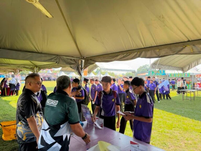 PEMBUKAAN KAUNTER PENDAFTARAN PEMILIH (OUTREACH) SEMPENA PROGRAM ALUMNI SEK. MEN. KEBANGSAAN SUNGAI LAYAR