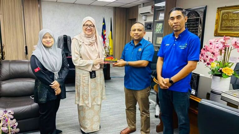KUNJUNGAN HORMAT PENGARAH PEJABAT PILIHAN RAYA NEGERI KELANTAN (PPN) KE ATAS PEGAWAI DAERAH DAN TANAH KUALA PILAH