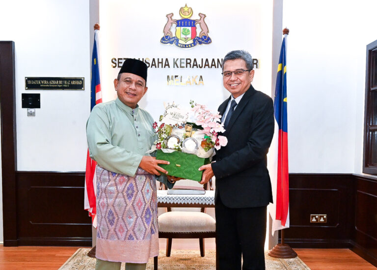 KUNJUNGAN HORMAT YBHG. DATUK SETIAUSAHA SURUHANJAYA PILIHAN RAYA DENGAN YB DATUK WIRA SUK NEGERI MELAKA