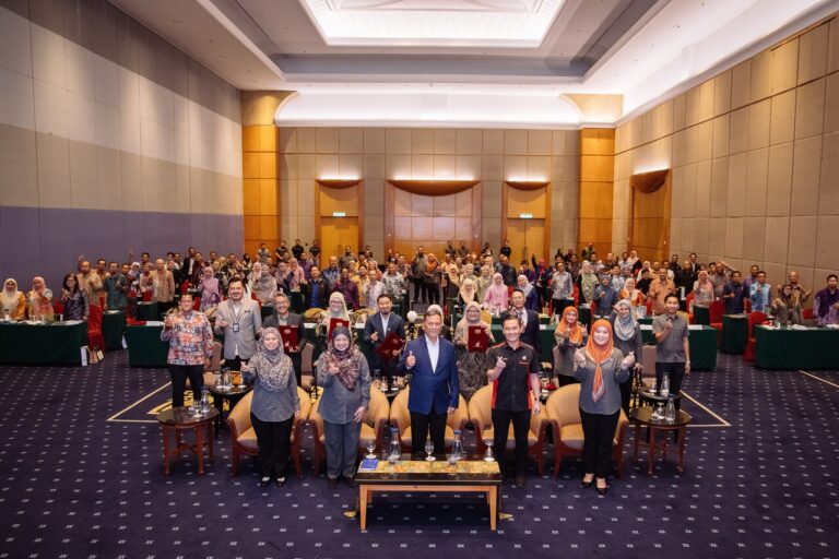 TAKLIMAT KEPADA PASUKAN PEGAWAI PENGURUS SERTA SIMBOLIK PENYERAHAN WRIT 