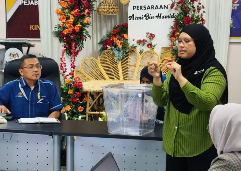 Taklimat Wakil Dari Sekolah Dan Penyerahan Peralatan Bagi Program Pemilihan Jawatankuasa Perwakilan Tingkatan Enam Peringkat Kebangsaan (PTE) Negeri Perak