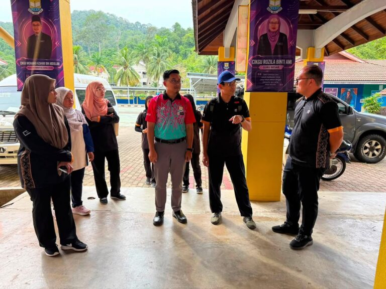 Lawatan Pengarah Pilihan Raya Negeri Terengganu ke Pusat Mengundi Sekolah Kebangsaan Pulau Redang.