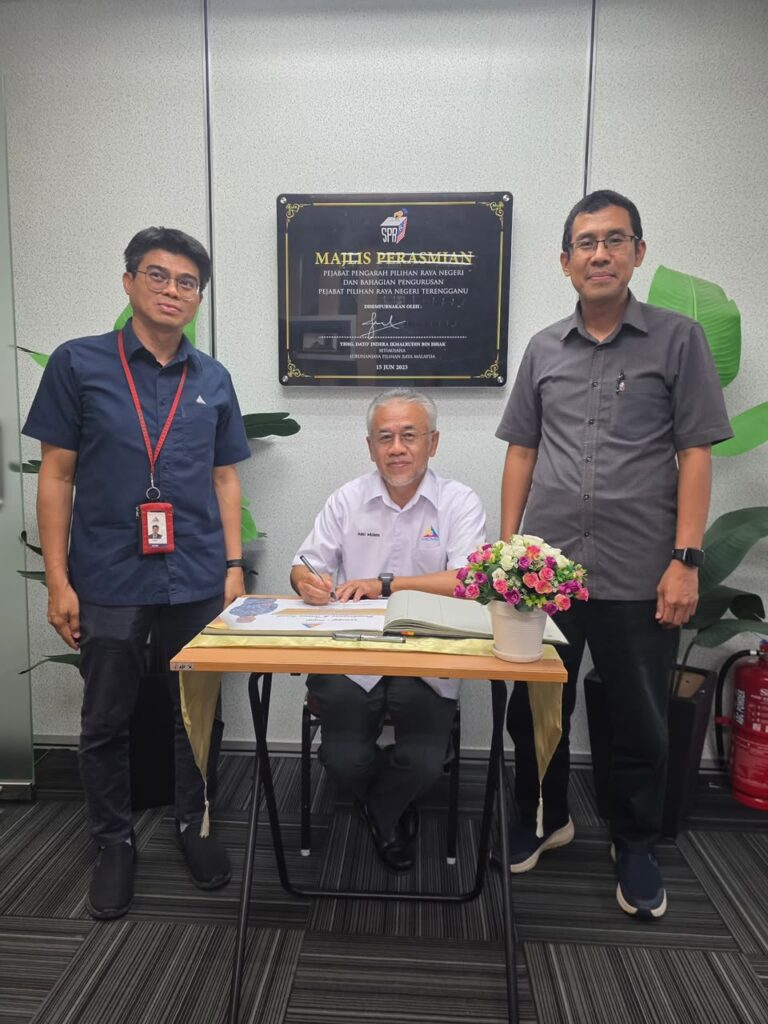 Kunjung Hormat daripada MCMC/SKMM Negeri Terengganu dan delegasi kepada Pengarah Pilihan Raya Negeri Terengganu