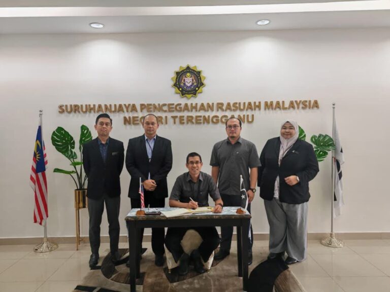 Kunjung Hormat kepada Pengarah SPRM Terengganu, KPKPj Hazrul Shazreen bin Abd Yazid oleh Pengarah Pilihan Raya Negeri Terengganu