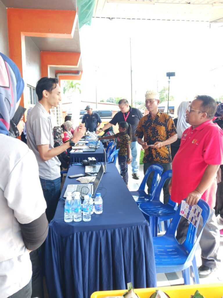 PEMBUKAAN KAUNTER PENDAFTARAN PEMILIH SEMPENA PROGRAM FITNESS KOMUNITI BERSAMA AHLI MAJLIS SEPANG