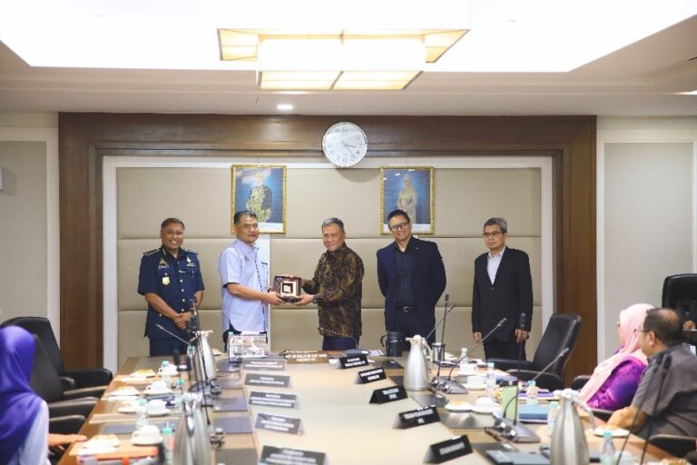 KUNJUNGAN HORMAT DELEGASI DEWAN BANDARAYA KUALA LUMPUR (DBKL) KEPADA PENGERUSI SURUHANJAYA PILIHAN RAYA MALAYSIA (SPR)